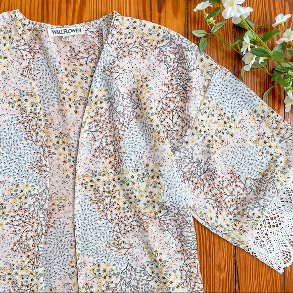 Wallflower floral kimono. - Picture 2 of 11